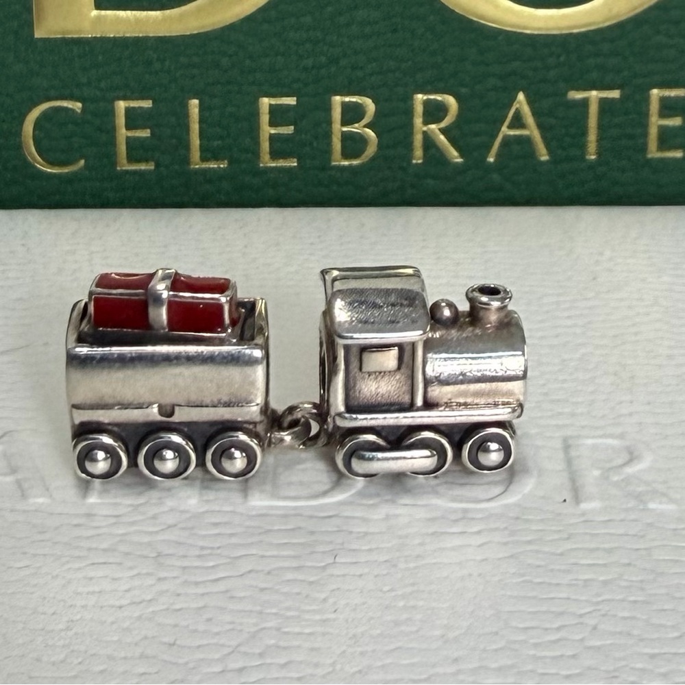 Pandora Christmas Train With Attached Present Car 797519EN27 RETIRED RARE